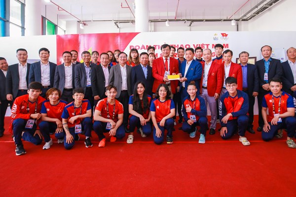 Đại sứ Nguyễn Huy Tăng thăm Đoàn Thể thao Việt Nam tại SEA Games 32 - Anh 4