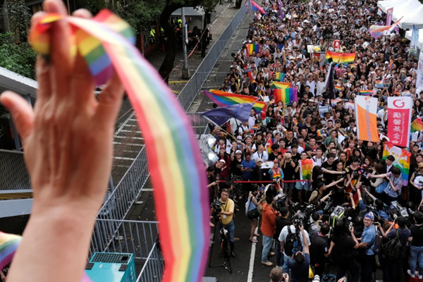 Đài Loan trao quyền nhận con nuôi cho các cặp đồng giới - Anh 1