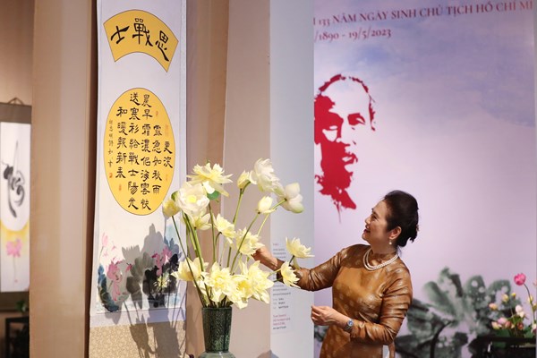Không gian nghệ thuật “Sen thư pháp” mừng ngày sinh Chủ tịch Hồ Chí Minh - Anh 5