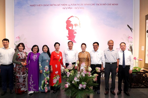 Không gian nghệ thuật “Sen thư pháp” mừng ngày sinh Chủ tịch Hồ Chí Minh - Anh 6