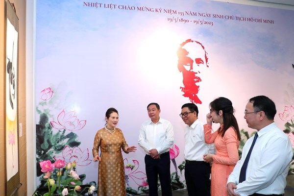 Không gian nghệ thuật “Sen thư pháp” mừng ngày sinh Chủ tịch Hồ Chí Minh - Anh 7