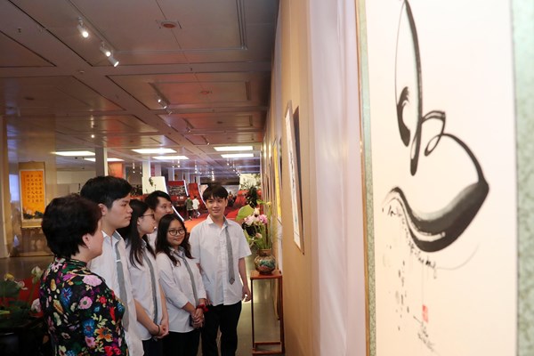 Không gian nghệ thuật “Sen thư pháp” mừng ngày sinh Chủ tịch Hồ Chí Minh - Anh 8