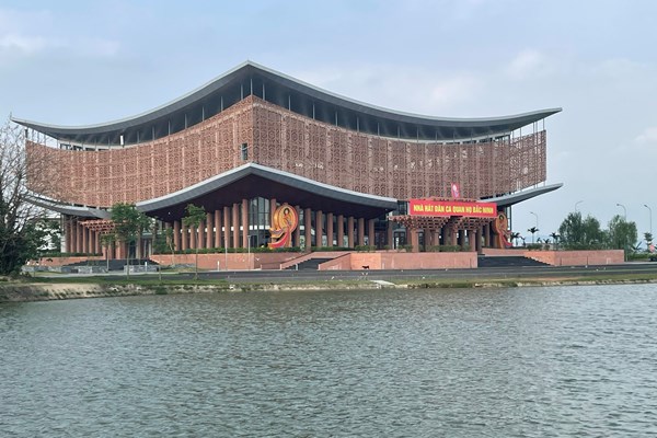 Xung quanh bộ ghế khán giả bằng gỗ tại Nhà hát Dân ca Quan họ Bắc Ninh: Thiết chế văn hóa cần được nhìn trong tổng thể kiến trúc - Anh 1