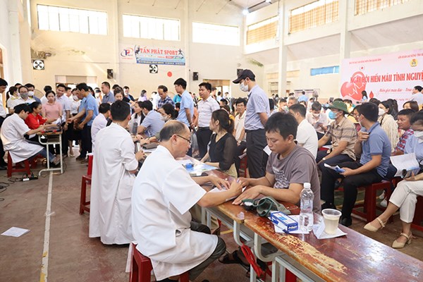 Quảng Bình: Đoàn viên Công đoàn tham gia hiến máu tình nguyện - Anh 1