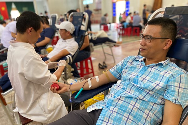 Quảng Bình: Đoàn viên Công đoàn tham gia hiến máu tình nguyện - Anh 2
