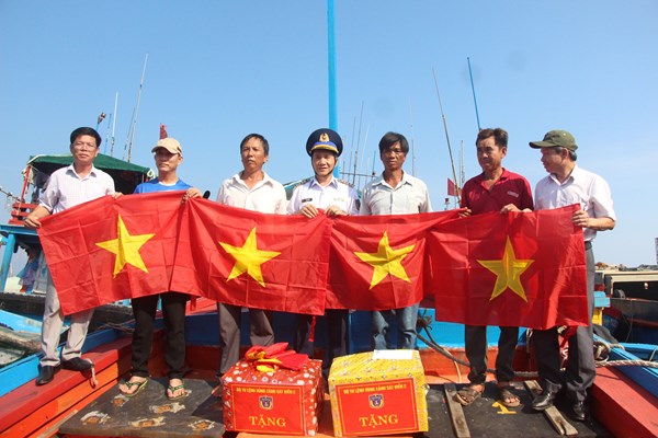 Tặng 1.000 lá cờ Tổ quốc cho bà con ngư dân đảo Lý Sơn - Anh 3