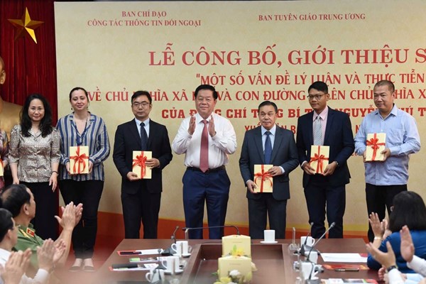 Ra mắt sách của Tổng Bí thư Nguyễn Phú Trọng bằng 7 ngoại ngữ - Anh 4