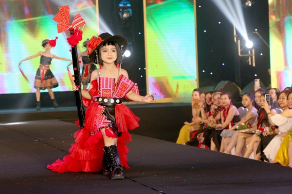 Fashion show “Em Tây Bắc”: Bùng nổ và thăng hoa sắc màu thổ cẩm Tây Bắc - Anh 3