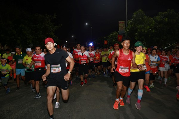 Hơn 300 vận động viên chạy Giải Việt dã “Cung đường đảo Lý Sơn” - Anh 2