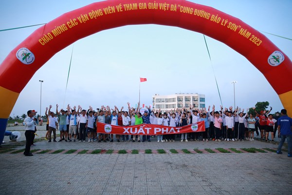 Hơn 300 vận động viên chạy Giải Việt dã “Cung đường đảo Lý Sơn” - Anh 1