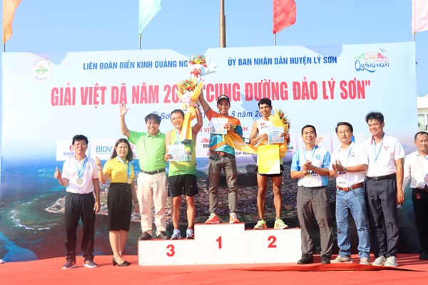 Hơn 300 vận động viên chạy Giải Việt dã “Cung đường đảo Lý Sơn” - Anh 3