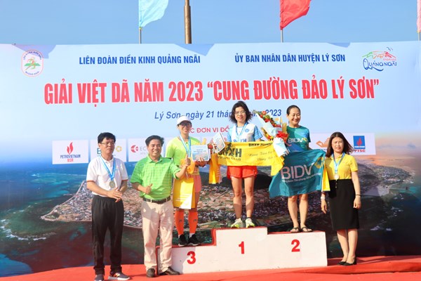 Hơn 300 vận động viên chạy Giải Việt dã “Cung đường đảo Lý Sơn” - Anh 4