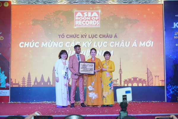 Kỷ lục châu Á cho chủ nhân bộ sưu tập “Sen trong đời sống văn hoá Việt” - Anh 2
