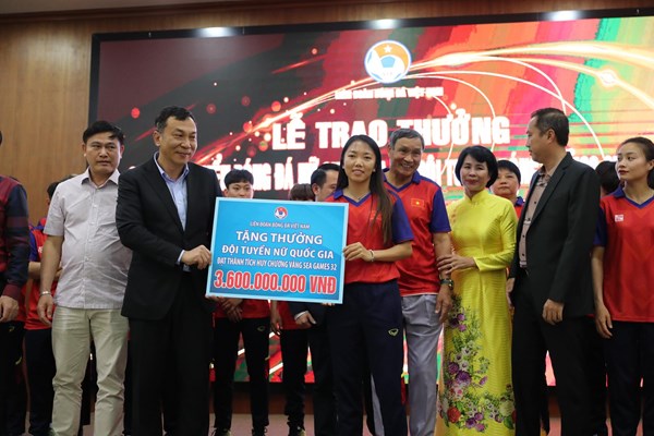 Trao thưởng 5,6 tỉ đồng cho đội tuyển bóng đá nữ Việt Nam - Anh 1