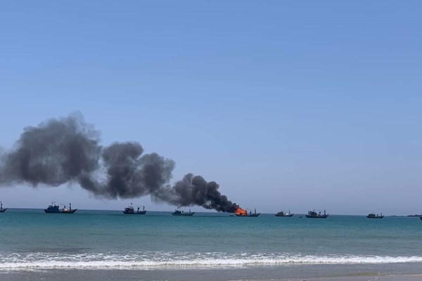 Quảng Ngãi: Tàu cá của ngư dân bốc cháy, thiệt hại khoảng nửa tỉ đồng - Anh 1