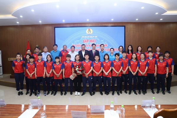 Công đoàn Viên chức Việt Nam và Công đoàn Bộ VHTTDL trao thưởng cho đội tuyển bóng đá nữ và VĐV Nguyễn Thị Oanh - Anh 3