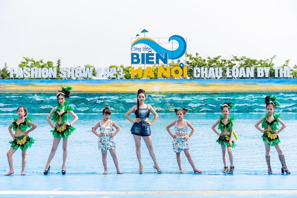 “Fashion Show Chau Loan By The Sea” – Ấn tượng với sắc màu của biển - Anh 1