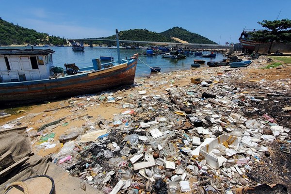 Bình Định: Rác thải bủa vây cửa biển, cảng cá - Anh 1
