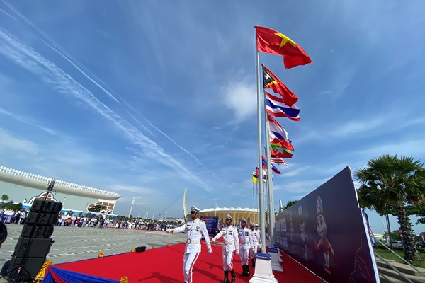 Lễ Thượng cờ các đoàn  thể thao tham dự ASEAN Para Games 12 - Anh 1