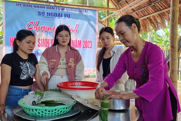 Du học sinh Lào tại Quảng Ngãi tham quan làng du lịch cộng đồng Bình Thành - Anh 5