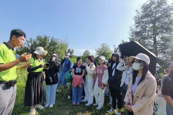Du học sinh Lào tại Quảng Ngãi tham quan làng du lịch cộng đồng Bình Thành - Anh 1