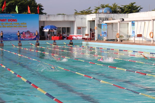 Quảng Ngãi phát động toàn dân tập luyện môn bơi, phòng chống đuối nước trẻ em - Anh 1