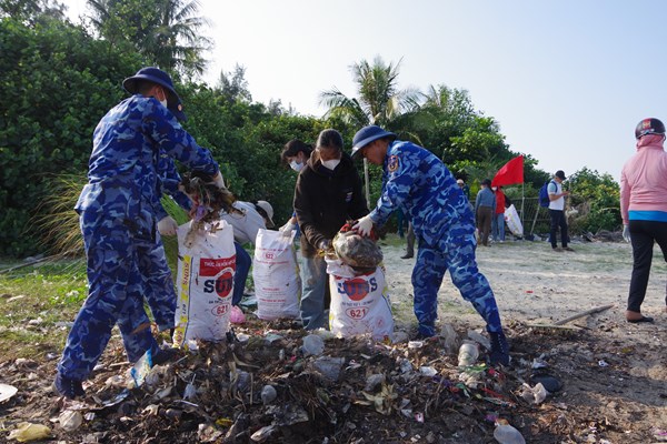 Quảng Ngãi: Thu gom hàng tấn rác làm sạch bãi biển, danh thắng - Anh 2