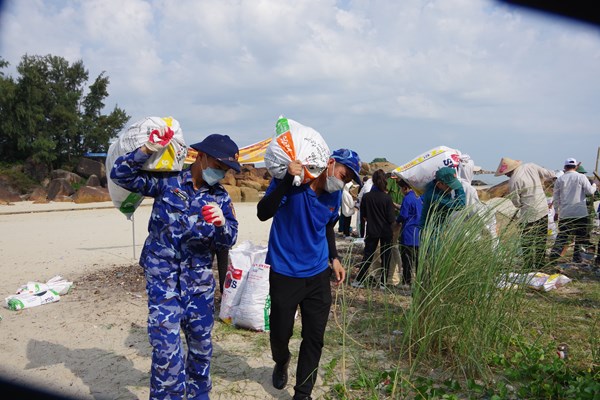 Quảng Ngãi: Thu gom hàng tấn rác làm sạch bãi biển, danh thắng - Anh 3
