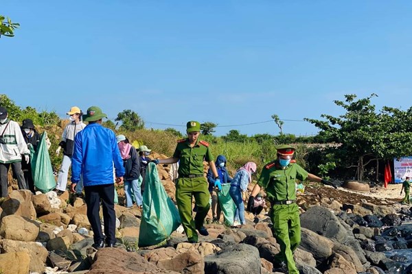 Quảng Ngãi: Thu gom hàng tấn rác làm sạch bãi biển, danh thắng - Anh 4
