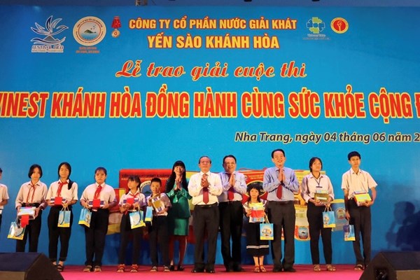 Khánh Hòa: Trao hỗ trợ xây 7 nhà Đại đoàn kết và 30 suất học bổng cho học sinh nghèo hiếu học - Anh 3
