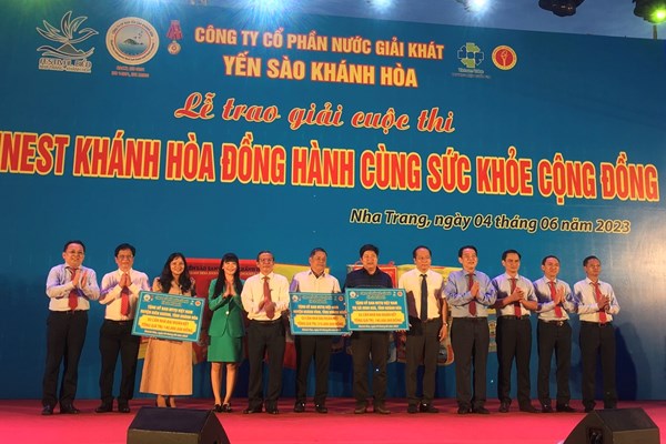 Khánh Hòa: Trao hỗ trợ xây 7 nhà Đại đoàn kết và 30 suất học bổng cho học sinh nghèo hiếu học - Anh 2