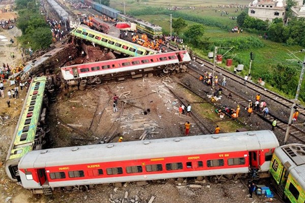 Ấn Độ: Dừng chiến dịch tìm kiếm cứu nạn vụ tai nạn đường sắt - Anh 1