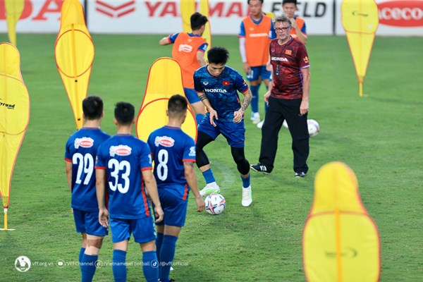 Tiền vệ Quang Hải trở lại tập luyện cùng tuyển Việt Nam - Anh 2