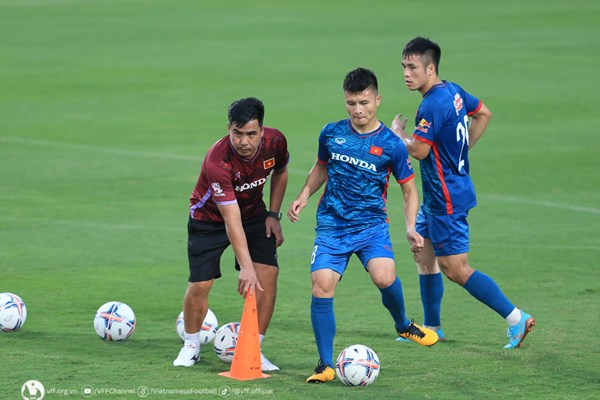 Tiền vệ Quang Hải trở lại tập luyện cùng tuyển Việt Nam - Anh 1