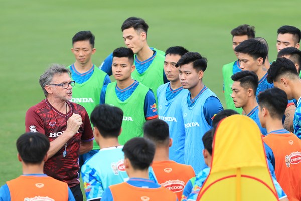 Tiền vệ Hải Huy nỗ lực cạnh tranh vị trí tại tuyển Việt Nam - Anh 2
