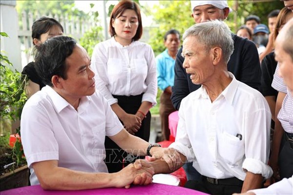 Vụ nổ súng ở Đắk Lắk: Phó Thủ tướng Trần Lưu Quang thăm, viếng, động viên gia đình các nạn nhân - Anh 2