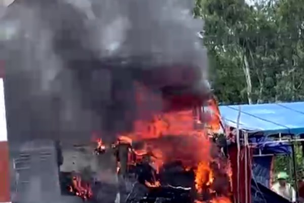 Xe tải bất ngờ bốc cháy dữ dội gần cửa hàng xăng dầu - Anh 1