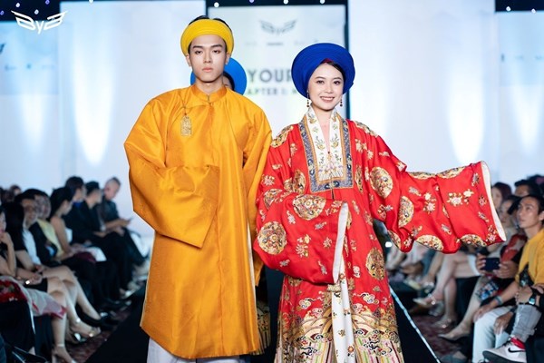 Bộ sưu tập lấy cảm hứng từ cổ phục Việt được đưa lên sàn diễn thời trang chuyên nghiệp - Anh 2