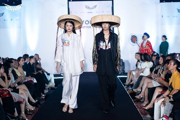 Bộ sưu tập lấy cảm hứng từ cổ phục Việt được đưa lên sàn diễn thời trang chuyên nghiệp - Anh 5