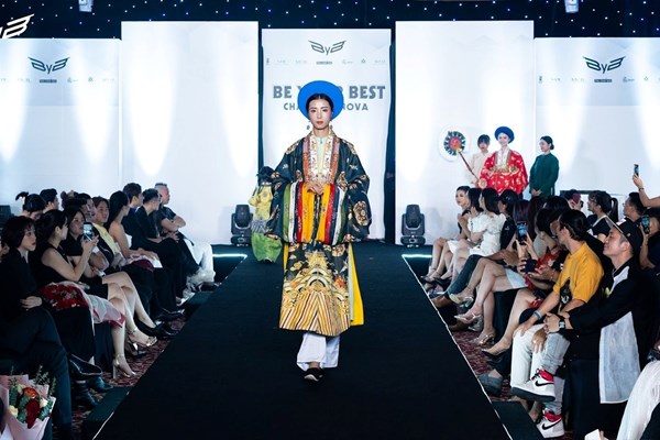 Bộ sưu tập lấy cảm hứng từ cổ phục Việt được đưa lên sàn diễn thời trang chuyên nghiệp - Anh 4