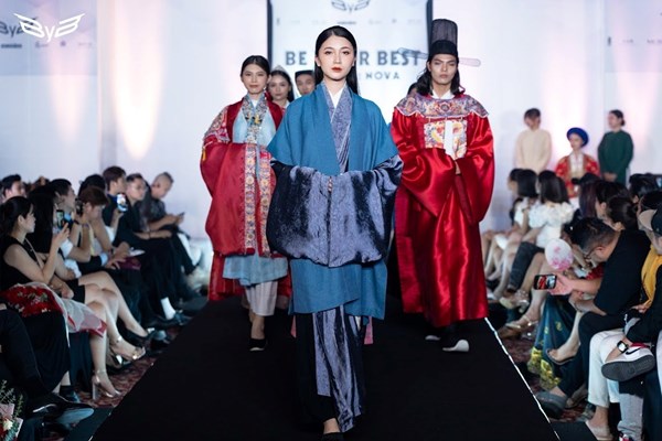 Bộ sưu tập lấy cảm hứng từ cổ phục Việt được đưa lên sàn diễn thời trang chuyên nghiệp - Anh 3