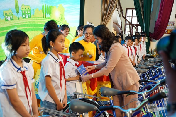 Trao xe đạp và học bổng cho trẻ em có hoàn cảnh khó khăn vượt khó vươn lên trong học tập - Anh 1