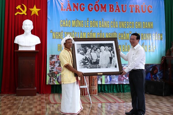 Chủ tịch nước Võ Văn Thưởng thăm làng Di sản Bàu Trúc - Anh 3
