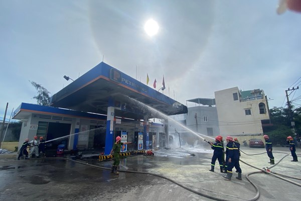 Khống chế thành công đám cháy cây xăng Petrolimex tại TP Quy Nhơn - Anh 1