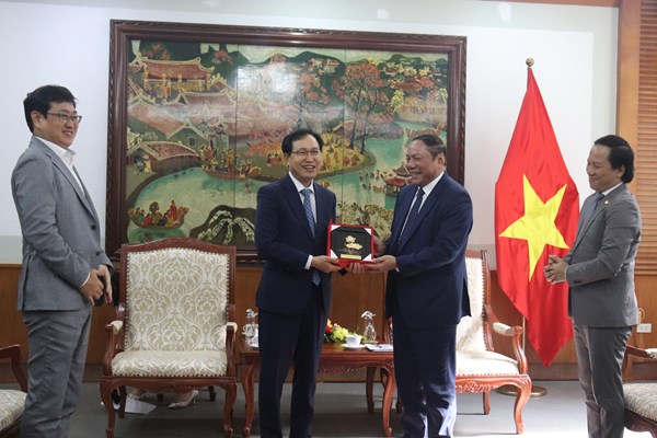 Bộ trưởng Nguyễn Văn Hùng đề nghị Samsung Việt Nam hỗ trợ xây dựng chuyên mục 