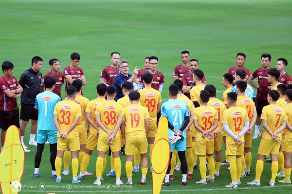 Tuyển Việt Nam tập trung 30 cầu thủ đá trận giao hữu với Syria - Anh 1
