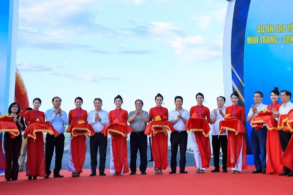 Thủ tướng Phạm Minh Chính dự lễ khởi công và khánh thành nhiều tuyến cao tốc - Anh 3