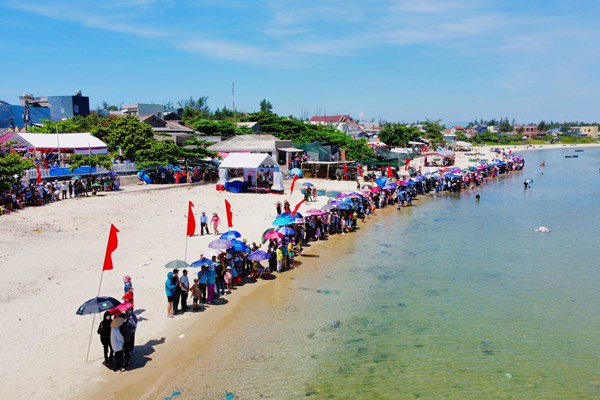 Lễ hội đua thuyền truyền thống ở miền biển Quảng Ngãi - Anh 2