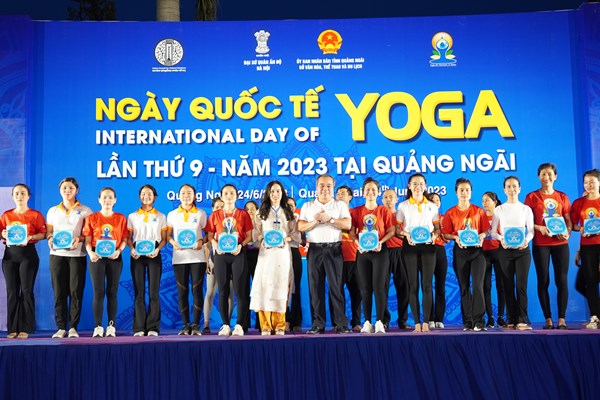 Gần 1.000 người tham gia Ngày quốc tế Yoga tại Quảng Ngãi - Anh 5