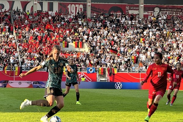 Tuyển nữ Việt Nam thi đấu ấn tượng trước đội bóng số 2 thế giới - Anh 1